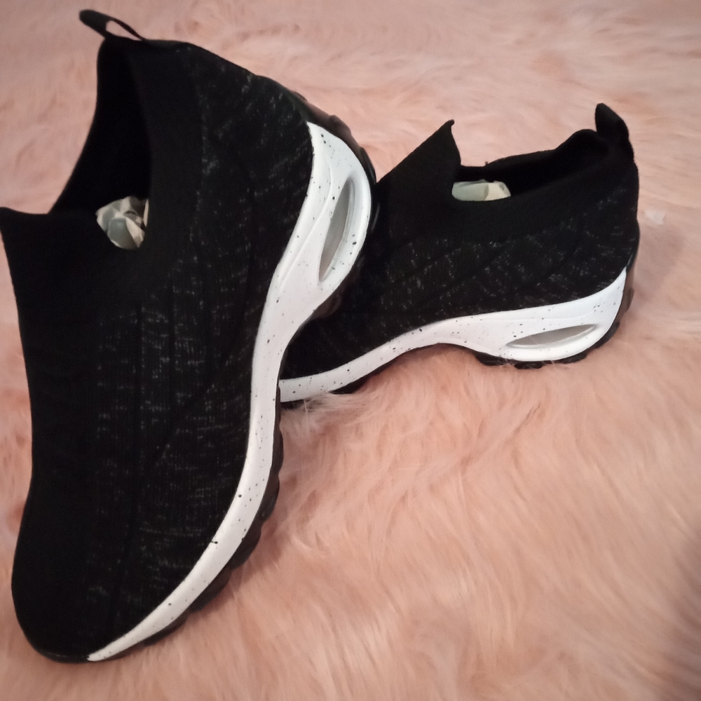 Tennis shoes